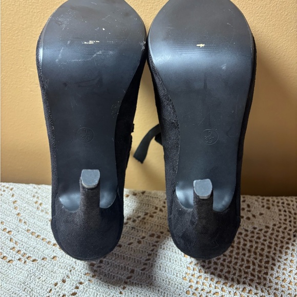 Newport News women’s black suede like 4 1/2 inch heels - size 9. - Picture 5 of 8